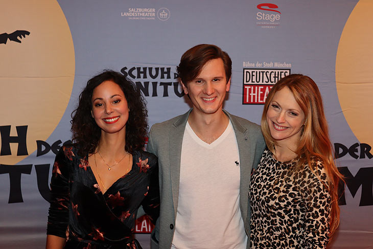 "Schuh des Manitu" im Deutschen Theater am 14.10.2021 : "Sturm der Liebe" Schauspierinnen Jeanine Gaspár, Peter Lewys Preston und Natalie Alison auf dem roten Teppich (©Foto: Martin Schmitz)